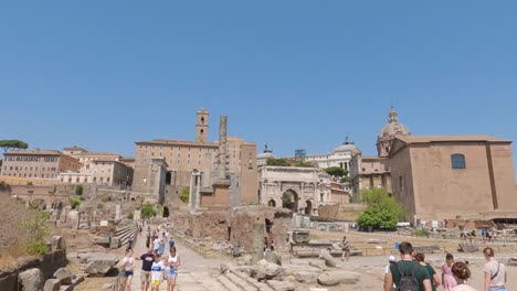 Turistas-Haciendo-Turismo-Por-El-Foro-Romano-En-Un-Día-Soleado-Con-Cielos-Azules-Claros