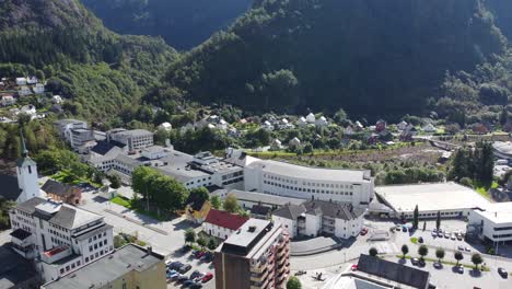 Famosos-Edificios-Industriales-Masivos-De-Las-Fábricas-De-Dale-En-Dalekvam-Vaksdal-Noruega---Antena-Desde-El-Centro-De-La-Ciudad-Mirando-Hacia-La-Masa-De-Construcción-Cerca-Del-Río-Dale-Y-Las-Montañas