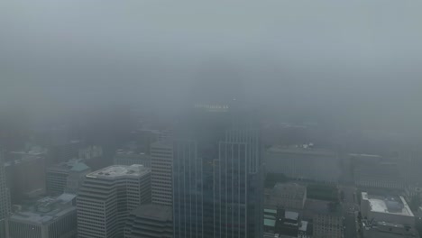 Vista-Aérea-A-Través-De-Las-Nubes,-Revelando-La-Gran-Torre-Americana-En-La-Lluvia-De-Cincinnati,-Ee.uu.---Dando-Vueltas,-Disparo-De-Drones