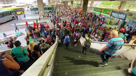 Multitud-De-Viajeros-Durante-La-Hora-Pico-En-Una-Estación-Terminal-De-Autobuses-En-Brasilia,-Brasil