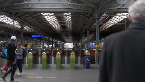 POV-Der-Person-Zu-Fuß-Am-Eingang-Des-Bahnhofs-Heuston-Mit-Fahrkartenschalter-In-Dublin,-Irland