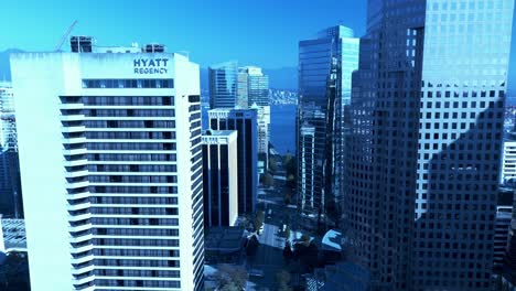 Vancouver-Downtown-Aerial-Drone-Dolly-Roll-Mit-Blick-Auf-Die-Ruhige-Hauptverkehrszeit-Burrard-Dunsmuir-Nach-West-Georgia-Office-Hotel-Towers-Public-Transit-Station-Heller-Sonniger-Tag-Post-Covid-Üppig-Grüne-Stadtbäume-5-5