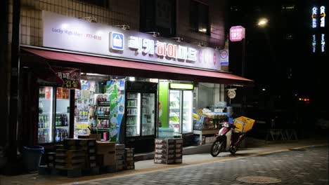 Lapso-De-Tiempo-De-Corea-Del-Sur-Fuera-De-La-Concurrida-Tienda-De-Comestibles-De-La-Calle-Asiática-Iluminada-Por-La-Noche