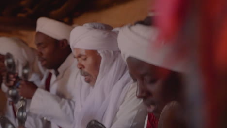 Berbermänner-In-Traditioneller-Kleidung-Singen-Und-Spielen-Percussions-Für-Touristen-In-Merzouga-Marokko