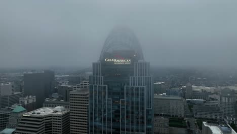 Vista-Aérea-Alrededor-Del-Edificio-Del-Gran-Grupo-De-Seguros-Americano-Y-Desapareciendo-En-La-Niebla