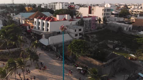 Tiro-Inclinado-Hacia-Abajo-De-Los-Hombres-Voladores-De-México-Preparándose-Para-La-Actuación-De-Los-Voladores,-La-Danza-De-Los-Voladores-De-Papantla,-Una-Antigua-Ceremonia-Mexicana