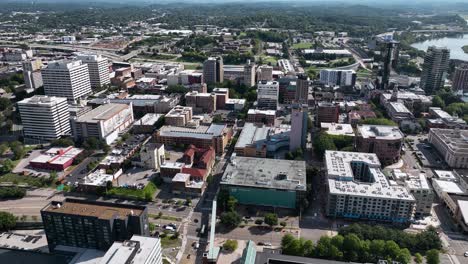 Vista-Aérea-Del-Centro-De-Knoxville,-Soleado,-Día-De-Verano-En-Tennessee,-Ee.uu.---Levantamiento,-Retroceso,-Disparo-De-Drones