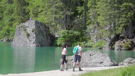 Grupos-De-Personas-Caminando-Y-Tomándose-Selfies-Del-Lago-Braies,-Que-A-Lo-Largo-De-Los-Años-Se-Ha-Convertido-En-Un-Destino-Turístico-Muy-Famoso