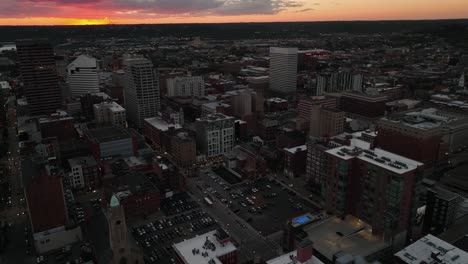 Aerial-view-of-the-East-7th-street-residential-area-in-downtown-Cincinnati,-dusk-in-Ohio,-USA---descending,-drone-shot