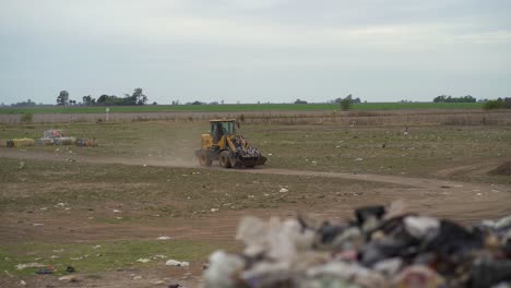 Ein-Bulldozer-Fährt-Auf-Eine-Mülldeponie