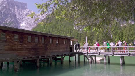 Se-Está-Formando-Una-Cola-En-La-Pasarela-Al-Cobertizo-Del-Lago-Braies-En-Los-Dolomitas-Italianos