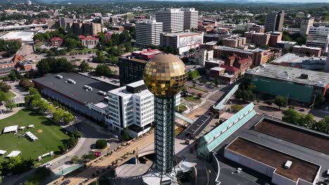 Vista-Aérea-Sobre-La-Esfera-Reflejada-En-La-Torre-Sunsphere,-En-Knoxville,-Ee.uu.---Reversa,-Inclinación,-Disparo-De-Drones