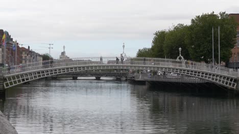 Ha&#39;Penny-Fußgängerbrücke-Mit-Passanten-Im-Stadtzentrum-Von-Dublin,-Irland