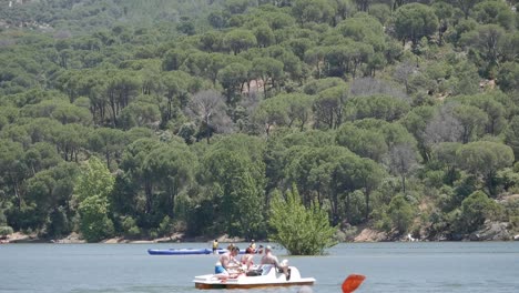 Menschen-Auf-Einem-Tretboot-Paddeln-Am-Stausee-Entlang