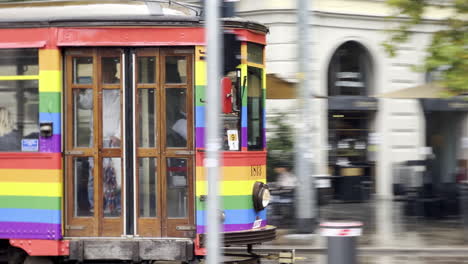 Tranvía-De-Colores-Del-Arco-Iris-En-La-Ciudad-De-Milán