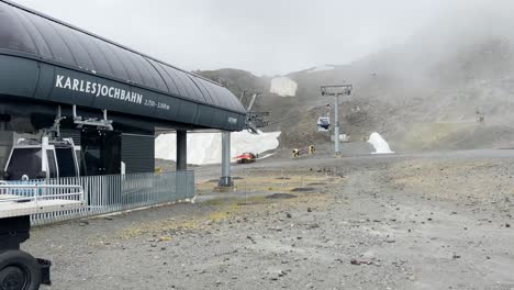 Cable-car-coming-down-the-mountain-in--Austria