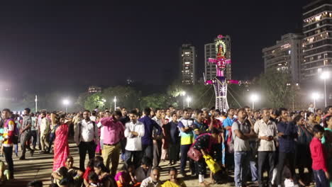 Celebración-Del-Festival-Indio-En-Una-Playa-De-Mumbai