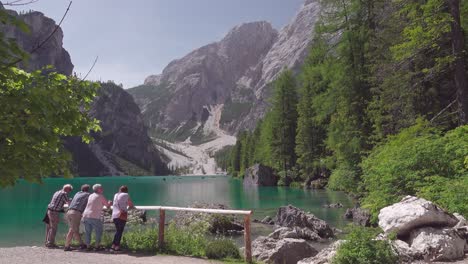 Menschen,-Die-Sich-An-Einen-Holzzaun-Lehnen-Und-Die-Schöne-Aussicht-Auf-Den-Pragser-Wildsee-Genießen