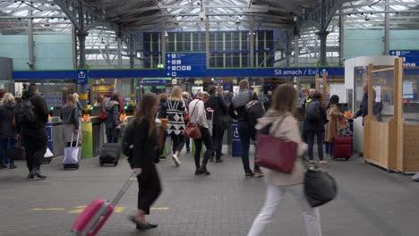 Pasajeros-Que-Salen-De-La-Estación-Heuston-Pasando-Por-El-Torniquete-En-Dublín,-Irlanda