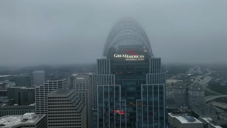 Vista-Aérea-A-Través-De-La-Niebla,-Alrededor-Del-Gran-Edificio-Del-Grupo-De-Seguros-Americano-En-El-Sombrío-Cincinnati,-Ee.uu.---Dando-Vueltas,-Disparo-De-Drones