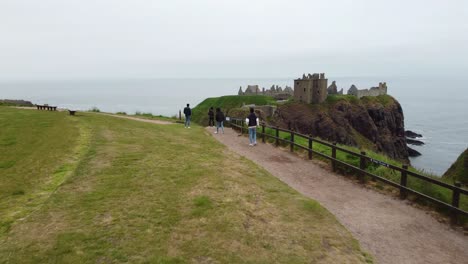 Besucher-Von-Greenan-Castle-Außerhalb-Von-Ayr