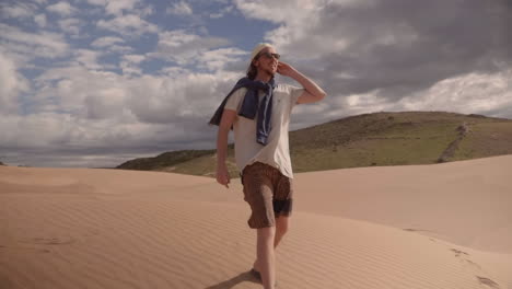 Turista-Europeo-Con-Sombrillas-Camina-Por-Las-Dunas-De-Arena-En-La-Orilla-Del-Océano-Atlántico