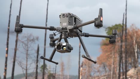 Drone-Dji-Matrice-Con-Cámara-De-Visión-Nocturna-Térmica-Flotando-En-El-Aire