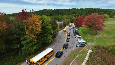 Videografía-Aérea-De-La-Salida-De-La-Escuela-En-Un-Día-De-Otoño-Fresco