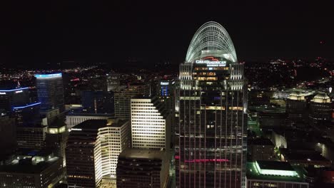 Aerial-view-approaching-the-Great-American-Tower-in-downtown-Cincinnati,-USA