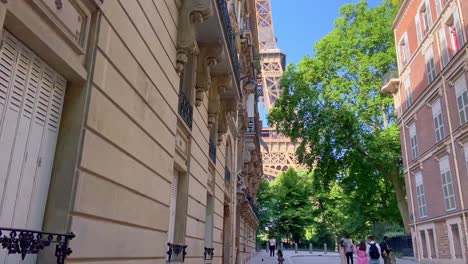 Cartel-Con-El-Nombre-De-La-Rue-De-L&#39;universite-Y-La-Calle-Con-La-Torre-Eiffel-En-París,-Francia