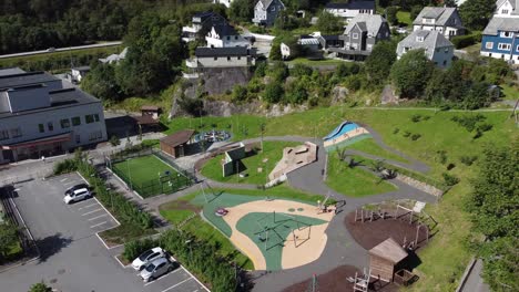 Großer-Spielplatz-Im-Freien,-Der-Mit-Der-Dale-Schule-In-Dalekvam-Vaksdal-Norwegen-Verbunden-Ist---Kinder-Spielen-Und-Haben-Spaß-Auf-Einem-Farbenfrohen-Spielfeld---Sommerantenne