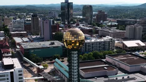 Luftaufnahme-Rund-Um-Den-Sunsphere-aussichtsturm-Im-Weltausstellungspark-Tagsüber-In-Knoxville,-Usa---Umlaufbahn,-Drohne-Erschossen