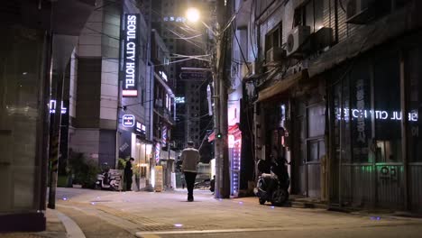 Gente-Caminando-En-La-Vida-Nocturna-Del-Callejón-Del-Barrio-Coreano-De-La-Ciudad-De-Seúl-Iluminada-Por-El-Lapso-De-Tiempo-De-Las-Luces-De-La-Calle