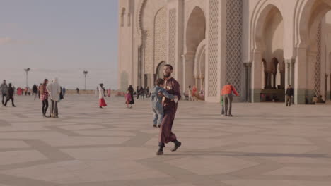 Glücklicher-Vater-Und-Kind,-Die-Sich-An-Einem-öffentlichen-Ort-In-Der-Nähe-Der-Hassan-ii-moschee-In-Casablanca,-Mexiko,-Verbinden