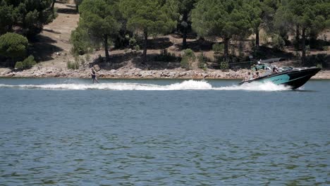 Mann-Beim-Wasserskifahren-Am-See-Pantano-De-San-Juan,-Madrid