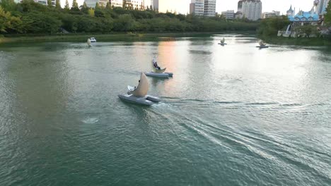 Toma-De-Drone-De-Una-Pareja-Montando-Un-Bote-En-El-Parque-Songpa-Naru-En-Seúl,-Corea-Del-Sur