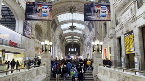 Beautiful-grand-entrance-hall-to-train-station-in-Milan-city,-Italy