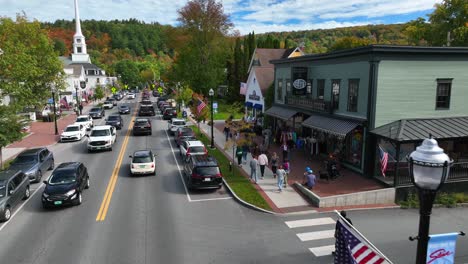 Los-Turistas-Disfrutan-Del-Centro-De-Stowe-Vt