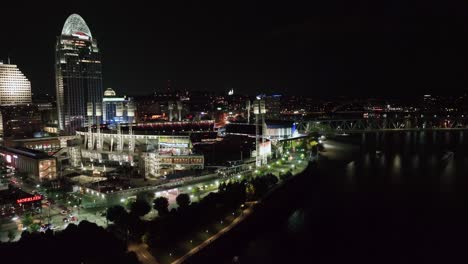 Vista-Aérea-Sobre-El-Gran-Parque-De-Béisbol-Americano-Iluminado,-Durante-La-Noche-En-Cincinnati,-Ohio,-Ee.uu.---Levantamiento,-Disparo-De-Drones