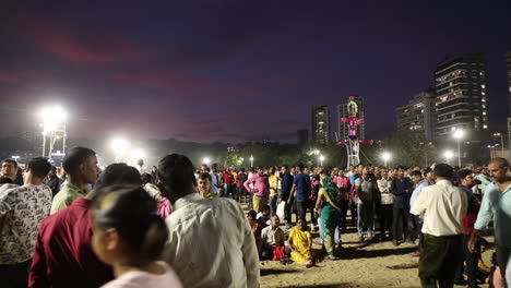 Celebración-Del-Festival-Indio-En-Una-Playa-De-Mumbai