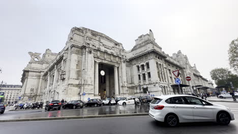 Hermosa-Arquitectura-Y-Gran-Edificio-Exterior-En-La-Ciudad-De-Milán,-Italia