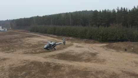 Luftbild-Eines-Militärhubschraubers,-Der-über-Dem-Trainingsfeld-Fliegt,-Drohnenaufnahme