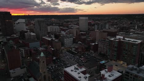 Luftbild-Mit-Blick-Auf-Die-7th-Street-In-Der-Innenstadt-Von-Cincinnati,-Bunte-Dämmerung-In-Ohio,-Usa---Kreisen,-Drohne-Erschossen