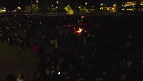 Vista-Aérea-De-Mujeres-Quemando-Cosas-En-Las-Calles-De-Una-Ciudad,-En-Protesta-Por-El-Aumento-De-Los-Crímenes-De-Odio-Contra-Las-Mujeres-En-México