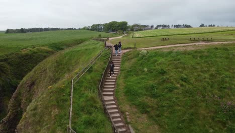 Personas-Que-Visitan-El-Castillo-De-Greenan-En-Las-Afueras-De-Ayr-En-La-Costa-Oeste-De-Escocia