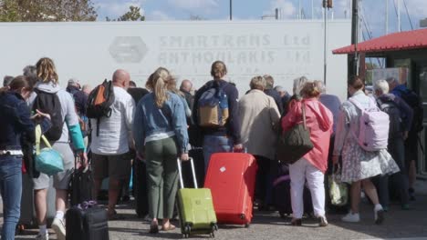 Personas-Que-Abordan-El-Ferry-Desde-Las-Esporadas-De-La-Isla-De-Skiathos-El-Día-Soleado-De-Septiembre-De-2022-Con-Equipaje-Que-Viaja-A-Skopelos-Y-Volos