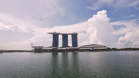 El-Hermoso-Paisaje-Del-Hotel-Casino-Marina-Bay-Sands-En-El-Centro-De-Singapur-Es-Una-De-Las-Principales-Atracciones-Turísticas-De-La-Ciudad-De-Singapur