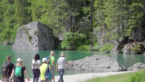 Grupos-De-Personas-Caminando-Y-Tomándose-Selfies-Del-Lago-Braies,-Que-A-Lo-Largo-De-Los-Años-Se-Ha-Convertido-En-Un-Destino-Turístico-Muy-Famoso