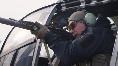 Oficina-De-Policía-De-La-Unidad-Especial-En-Helicóptero-Con-Francotirador-Y-Apuntando-Al-Objetivo,-Cerrar