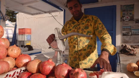 Orgulloso-Operador-De-Puesto-De-Jugo-Marroquí-Prensa-Jugo-De-Naranja-Y-Pomelo-Fresco